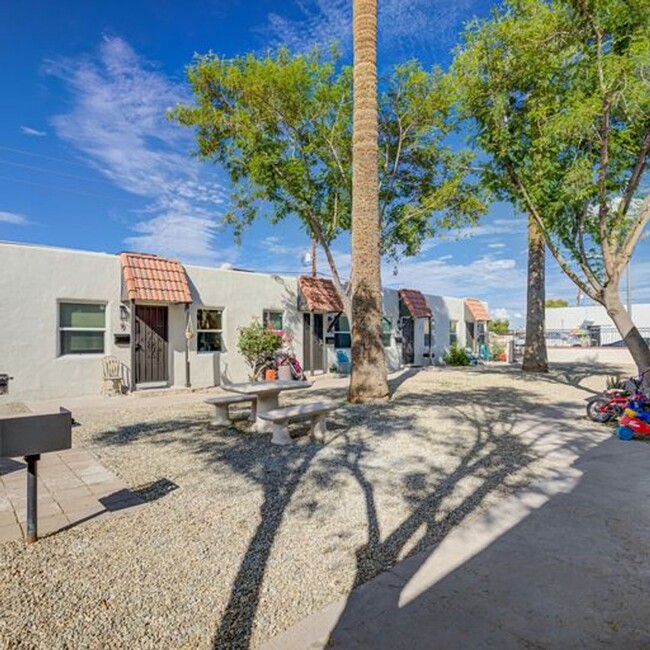 Interior Photo - Beautiful One Bedroom One Bathroom on Ariz...