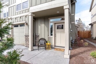 Building Photo - 1068 SE Leonel Ln