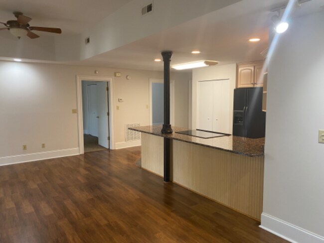 Building Photo - 609 S Green St