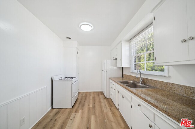 Foto del edificio - 5329 Vantage Ave