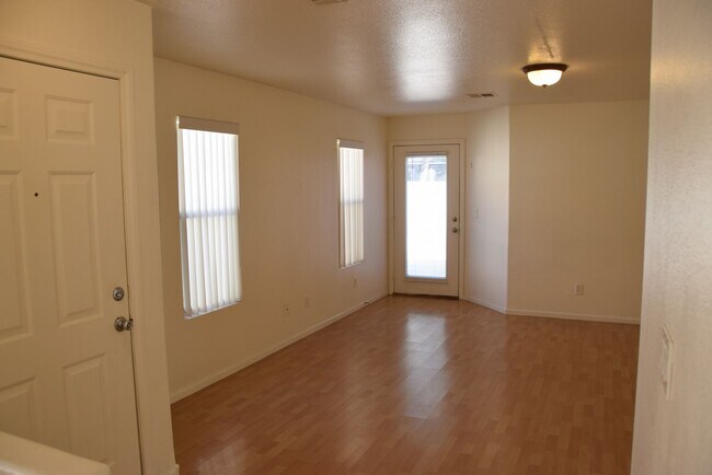 Building Photo - SINGLE STORY SOUTHWEST  HOME