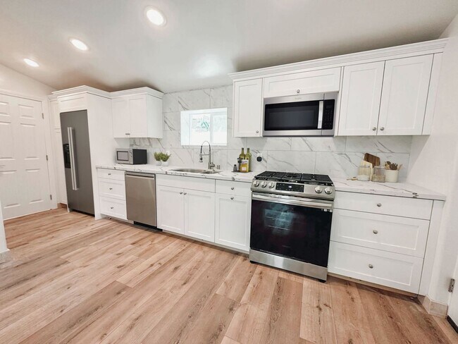 Foto del edificio - New & Modern 1 Bed / 1 Bath on Fire Mountain! 2 Miles to the Beach