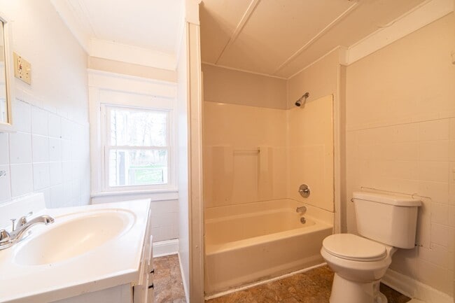 Building Photo - 426 W Peach St