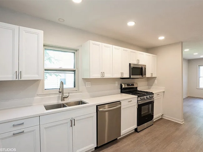 Foto del edificio - 3215 E 8th St