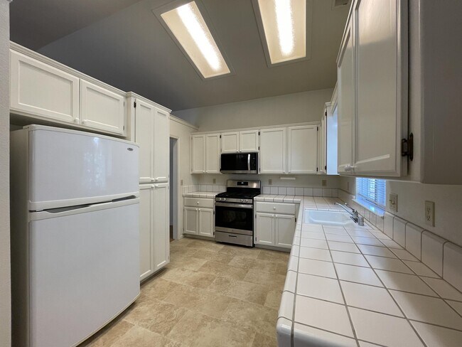 Building Photo - 2618 Navarro Dr