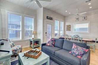 Building Photo - 527 Sand Burr Ln