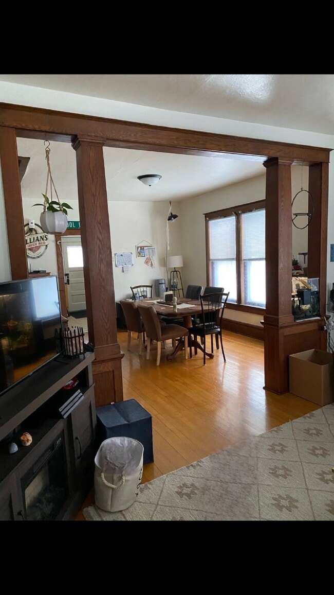Building Photo - 3 bed 1 bath close to UWEC available June 1st!