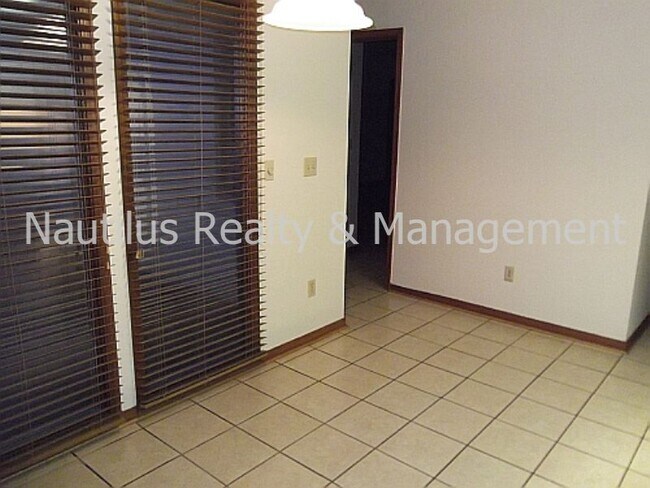 Building Photo - 800 Premier Dr