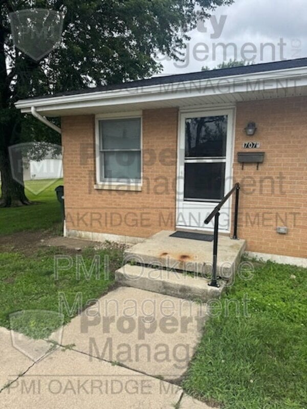 Building Photo - 707 N Center St