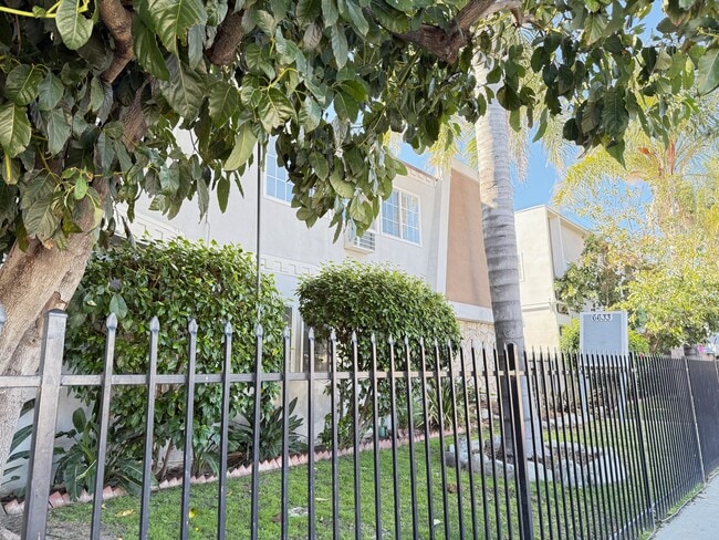 Foto del edificio - 6633 Woodley Ave