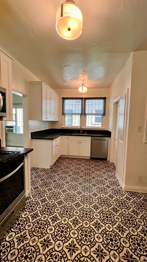 Kitchen - 714 N Edinburgh Ave