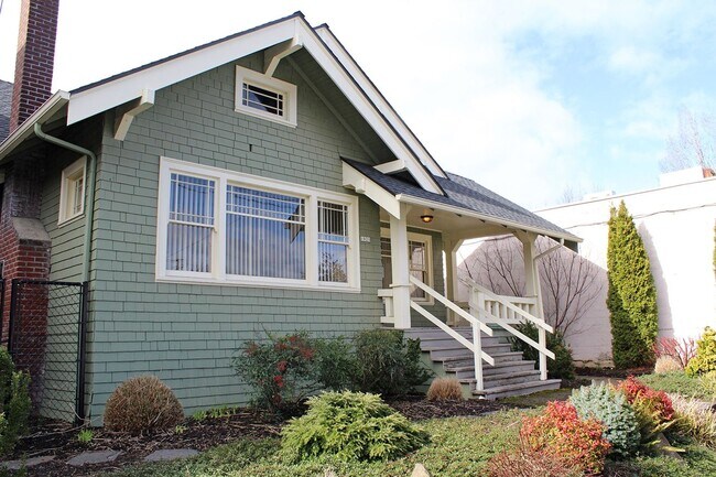 Building Photo - Spacious and Impeccable 3 Bed 1 Bath Craft...