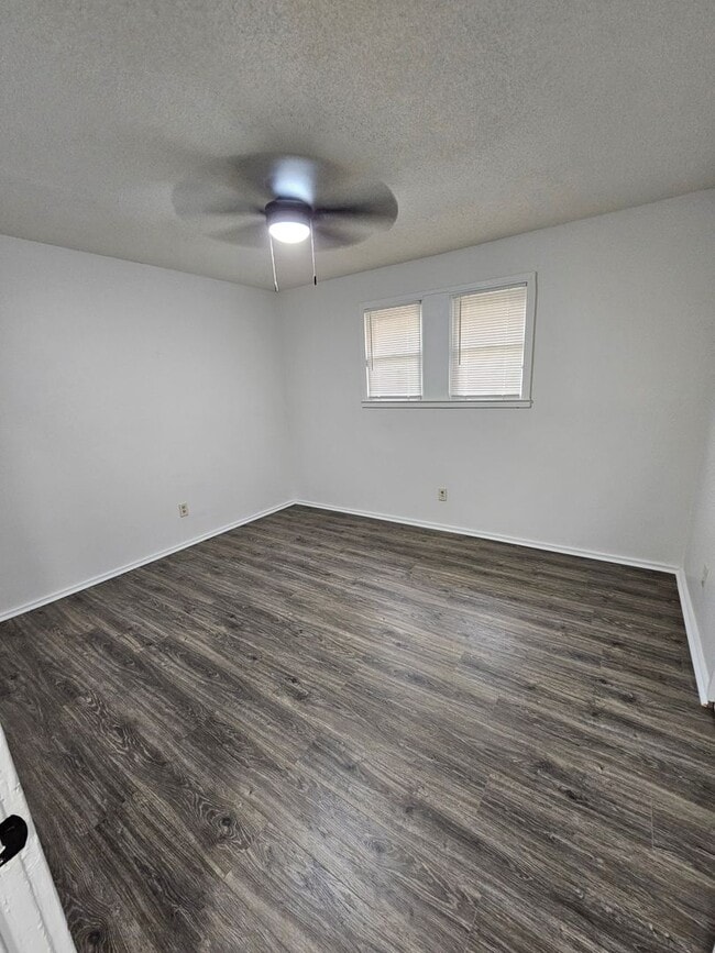 Building Photo - 4 bedroom 1 bath home for lease