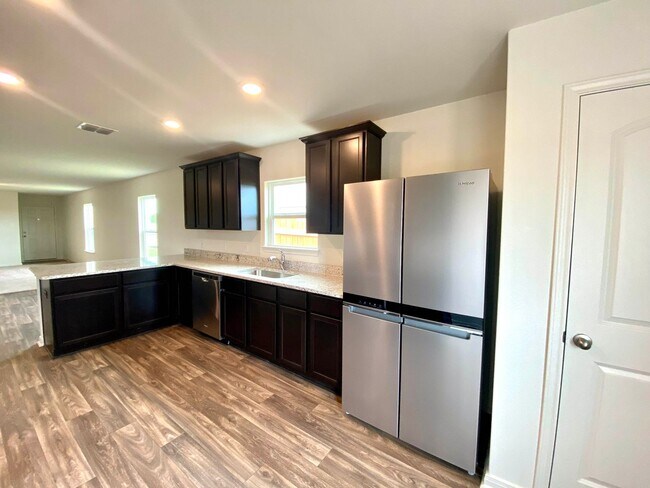 Building Photo - Brand new 4 bedroom, 2 bath home in the Pr...