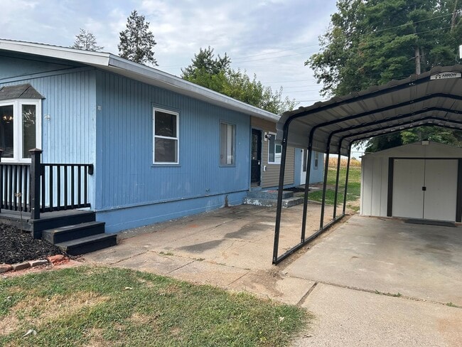 Building Photo - Nice-sized three bedroom property