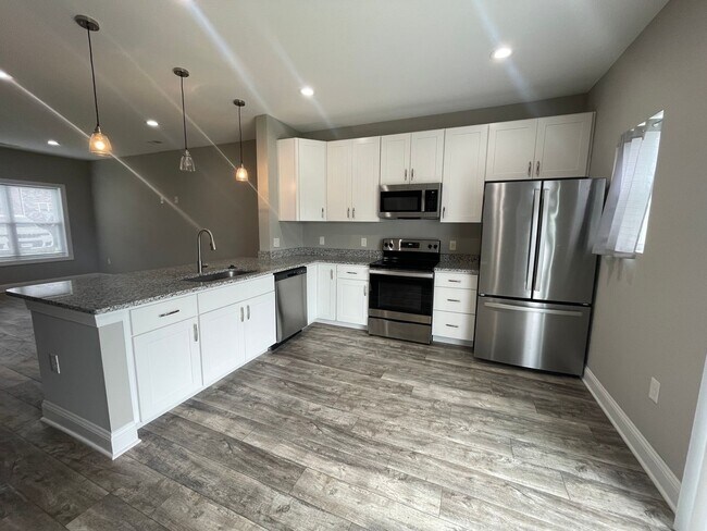 Building Photo - Blue Ridge Commons Townhome