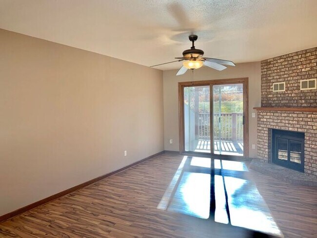 Foto del edificio - Exceptional 2 Bedroom, 2 Bath Ranch Townhome with 2 Car Attached Garage in Fort Collins, CO