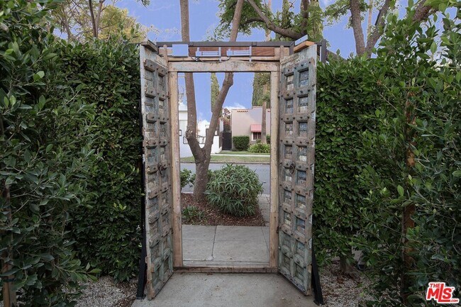 Foto del edificio - 953 N Martel Ave