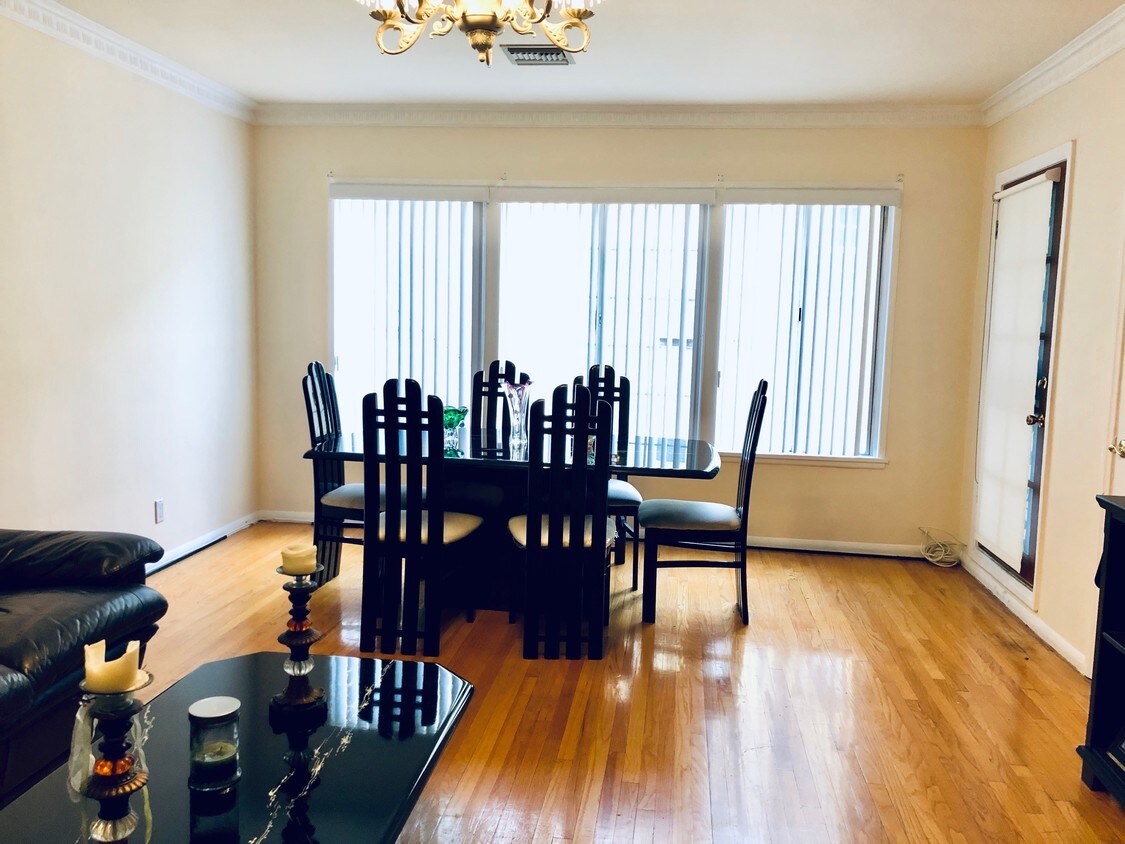 Living room - 441 1/2 N Hayworth Ave