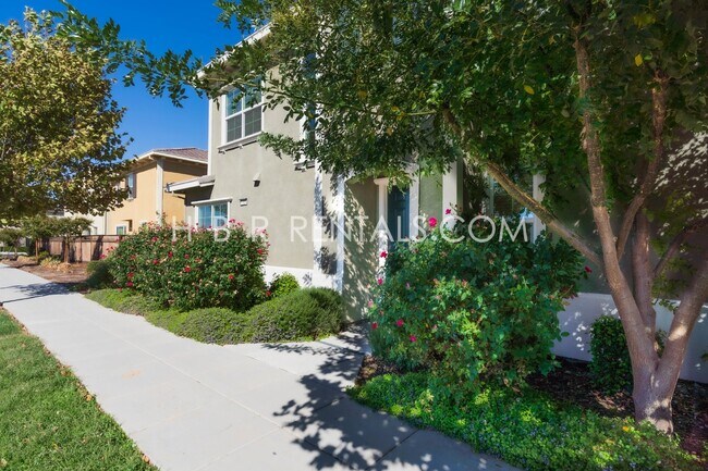 Building Photo - Charming 5 -Bedroom Home with 3 Full Baths...