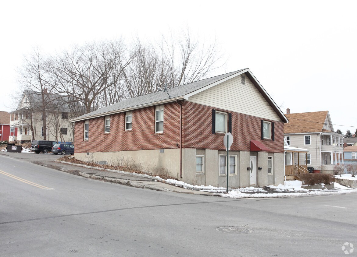 Foto principal - 92 Oak Ave