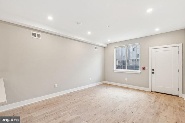 Building Photo - 1808 E Hagert St