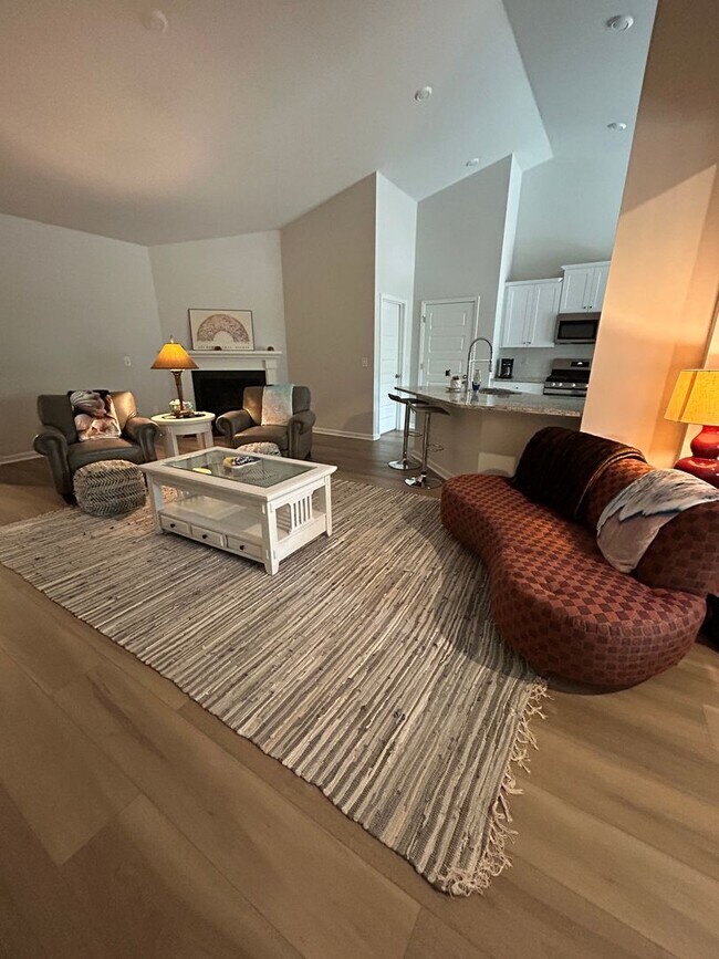 Foto del edificio - Lovely Furnished 3 bd/ 2 ba home