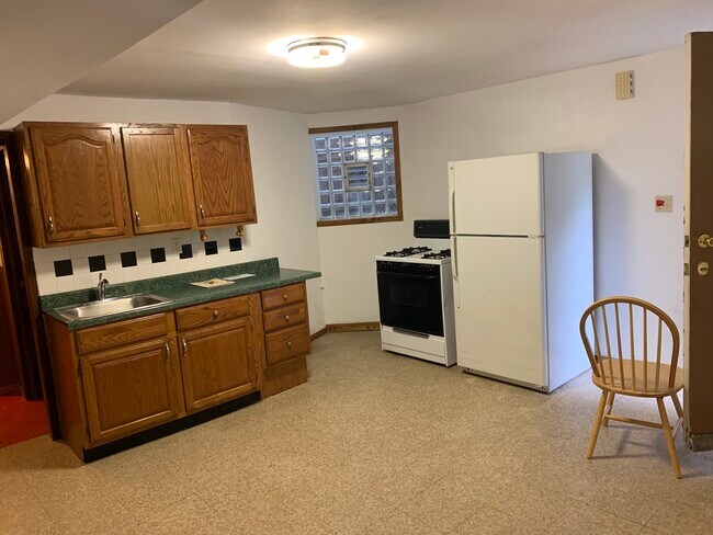 Kitchen - 2844 W Dickens Ave
