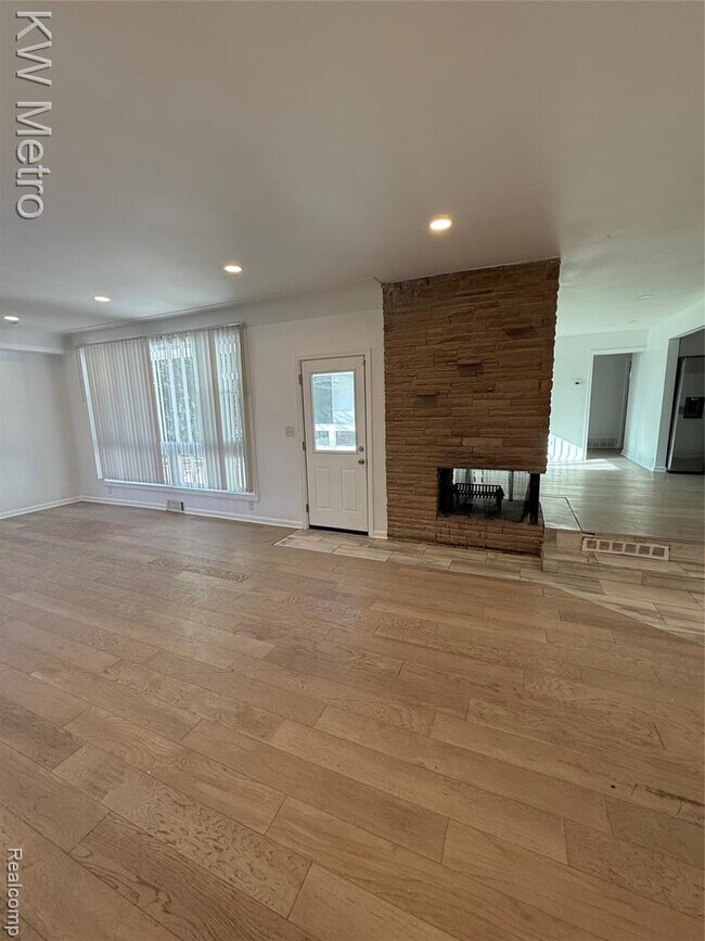 Building Photo - 1440 W Square Lake Rd