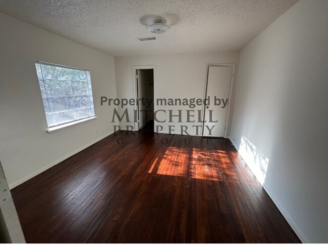 Building Photo - Cute 2 bedroom 1 bath with a garage!