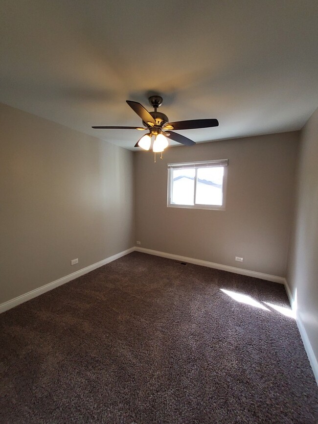 Foto del edificio - 3 bedroom 1 bath with 2 car garage