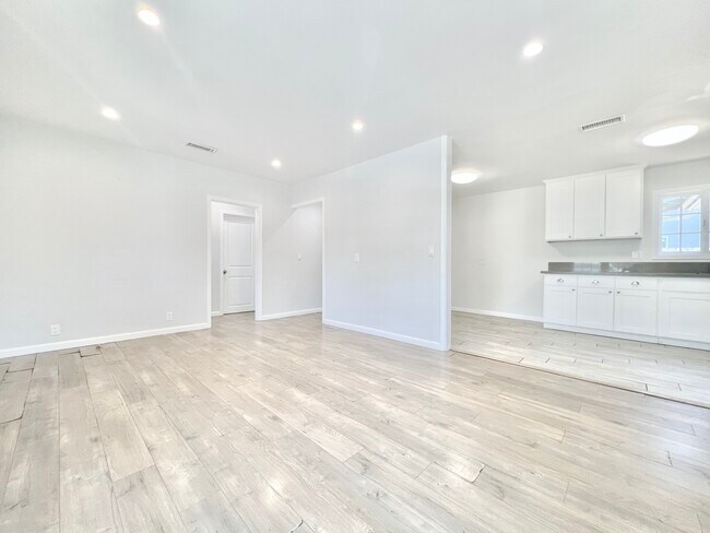 Building Photo - 7342 Loma Verde Ave