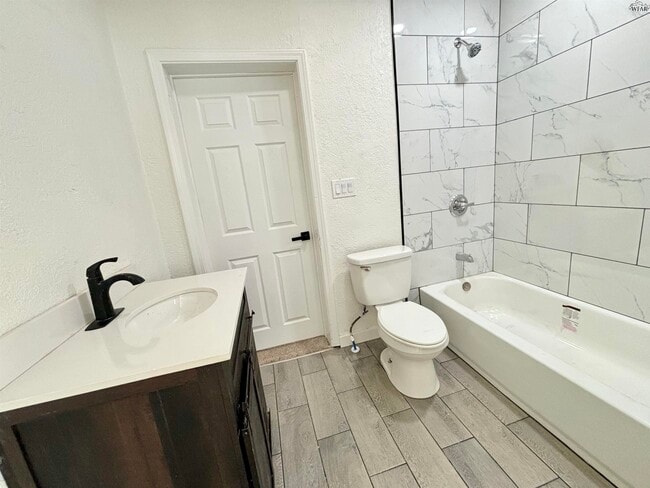 Foto del edificio - 1810 Britain St