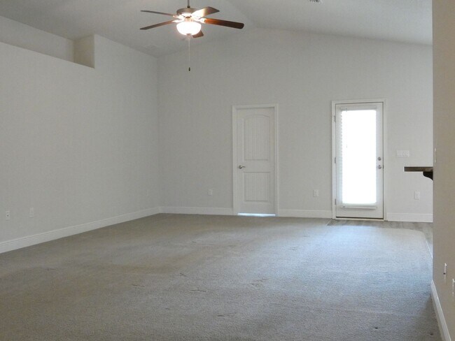 Building Photo - Spacious Home - Ashley Place
