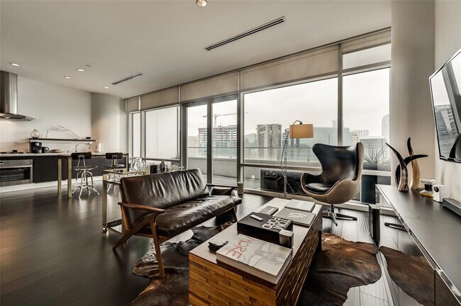 Foto del edificio - 2430 Victory Park Ln