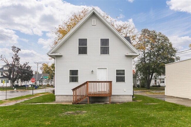 Building Photo - 927 F Ave NW