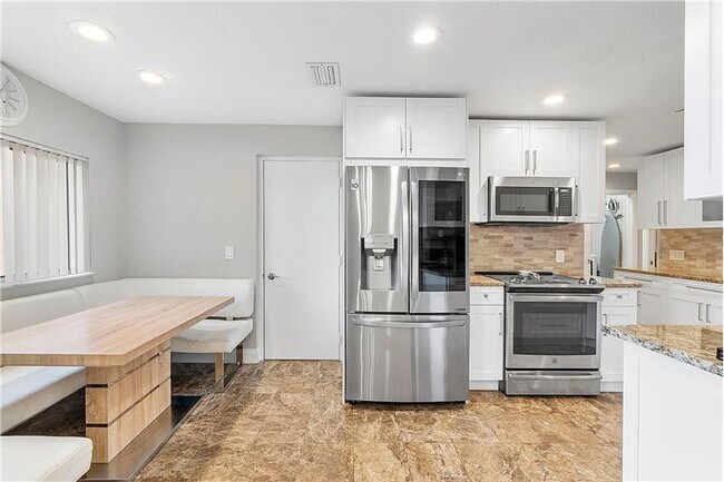 Building Photo - 4718 Fountains Dr