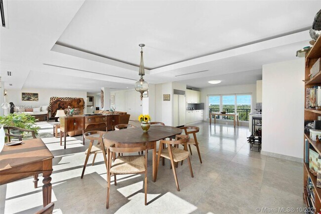 Foto del edificio - 770 NE 69th St