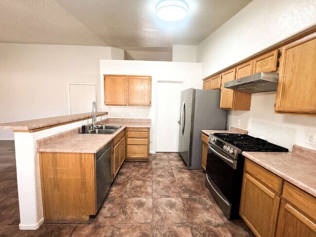 Building Photo - "Charming 3-Bed, 2-Bath Solar and Pool Home!"
