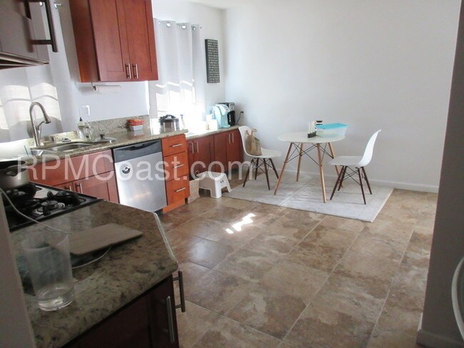 Building Photo - 3 bed 2 ba - SFR Near Centennial Park