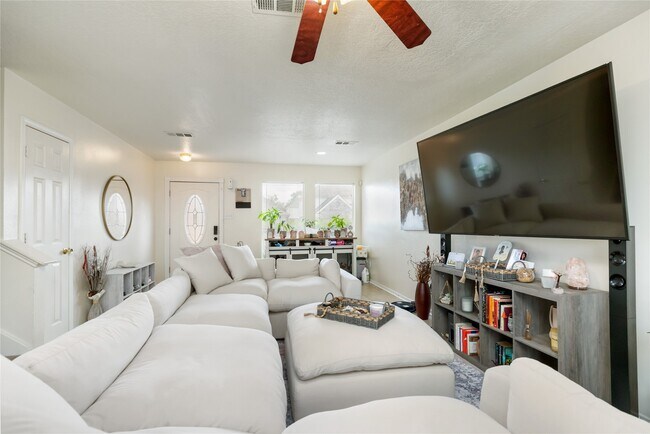 Building Photo - 1807 Live Oak Hill St