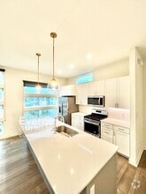 Building Photo - 2528 N Fitzhugh Ave
