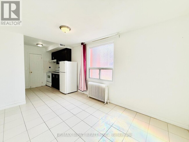 Photo du bâtiment - 6L-672-676 SHEPPARD Ave