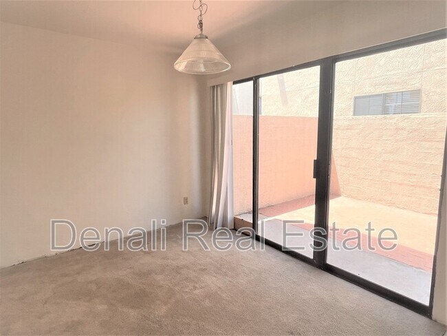 Foto del edificio - 244 E Pastime Rd