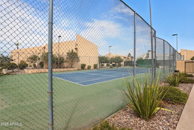 Foto del edificio - 8055 E Thomas Rd
