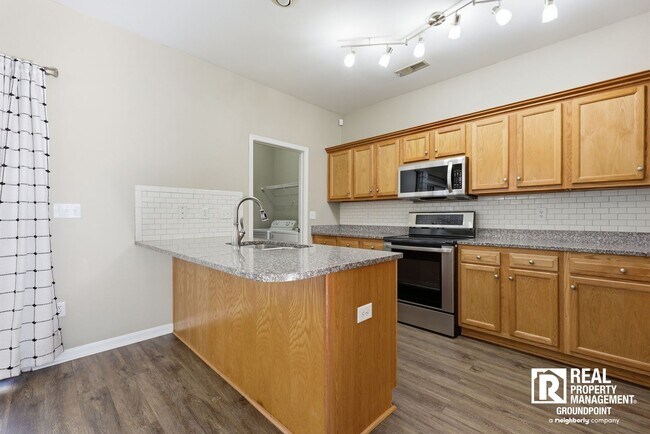 Building Photo - 3 Bedroom End Unit Townhome Near Dorchester and Ladson Road