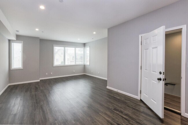 Building Photo - 297 Sagamore St