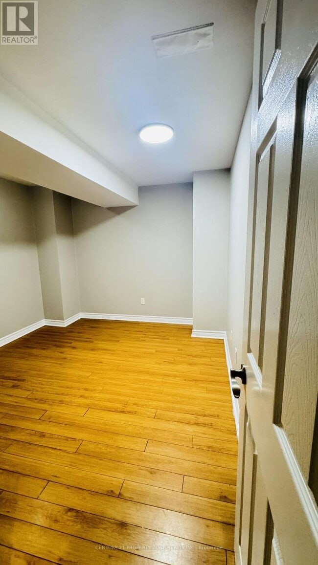 Photo du bâtiment - 887 Bennett Blvd