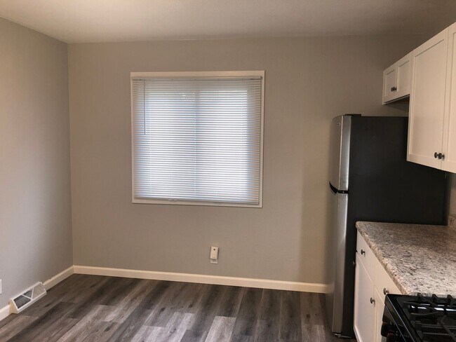 Foto del edificio - Duplex at 4510-4512 Wood Road