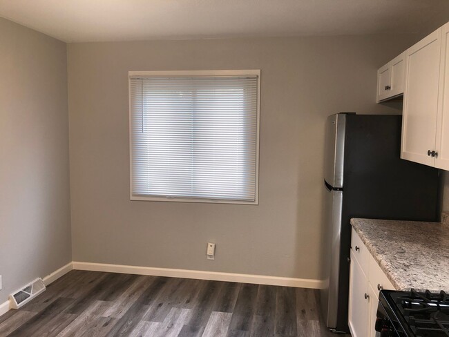 Building Photo - Duplex at 4510-4512 Wood Road